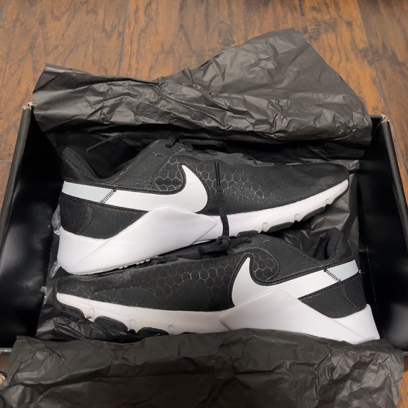 Nike Legend Essential 2 Women’s Shoes - Picture 2 of 3